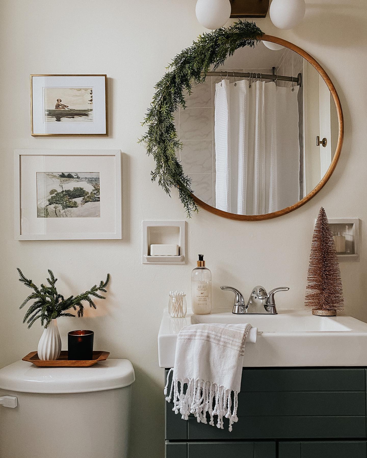 Christmas bathroom decor