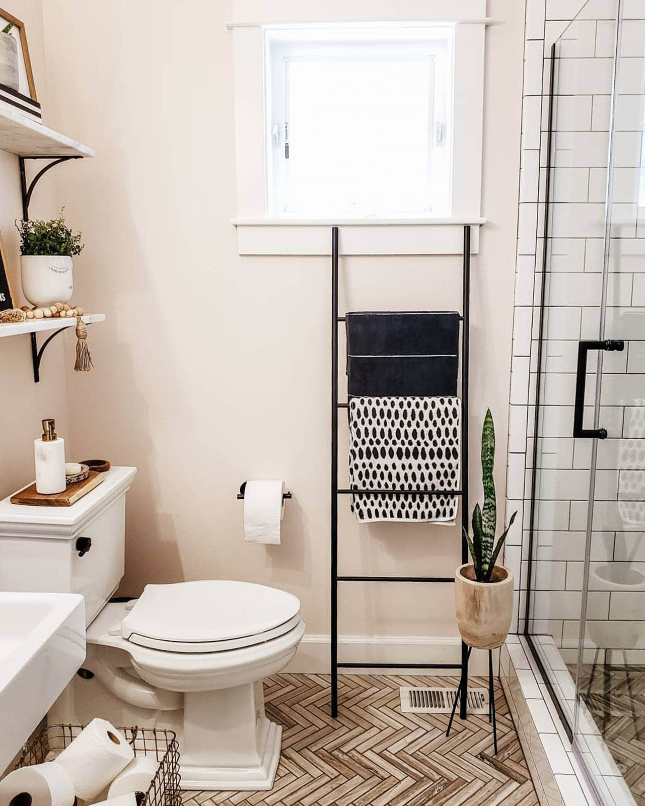 Ultra-modern bathroom decor