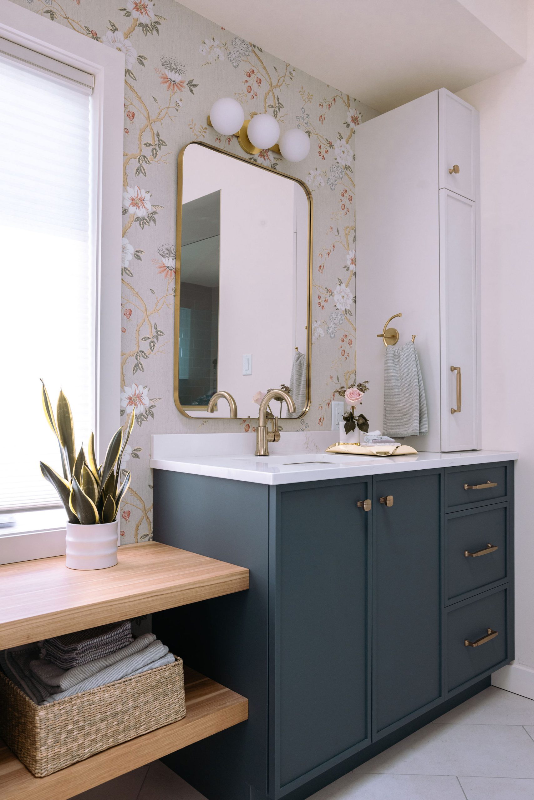 Rustic bathroom decor