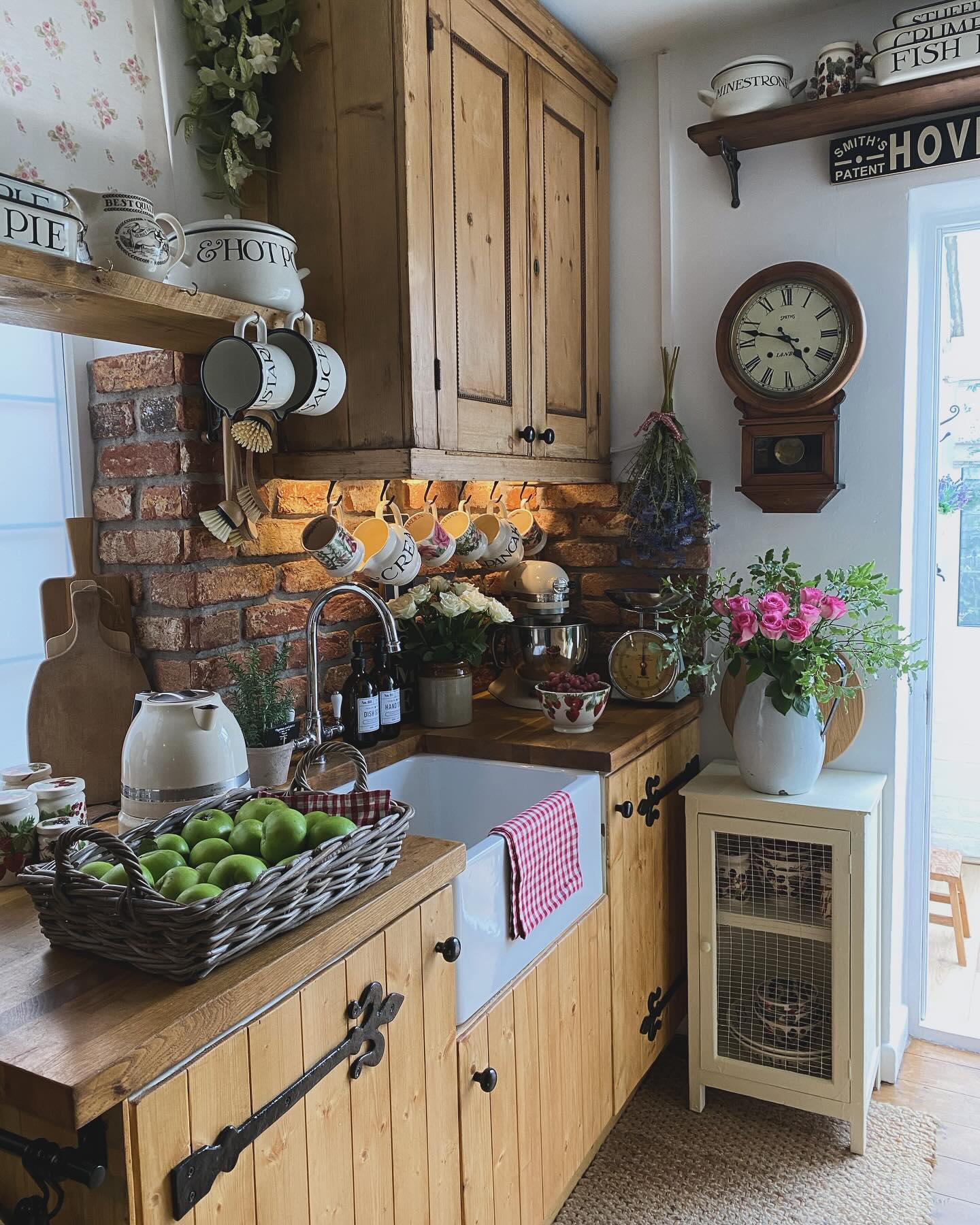 warm kitchen design