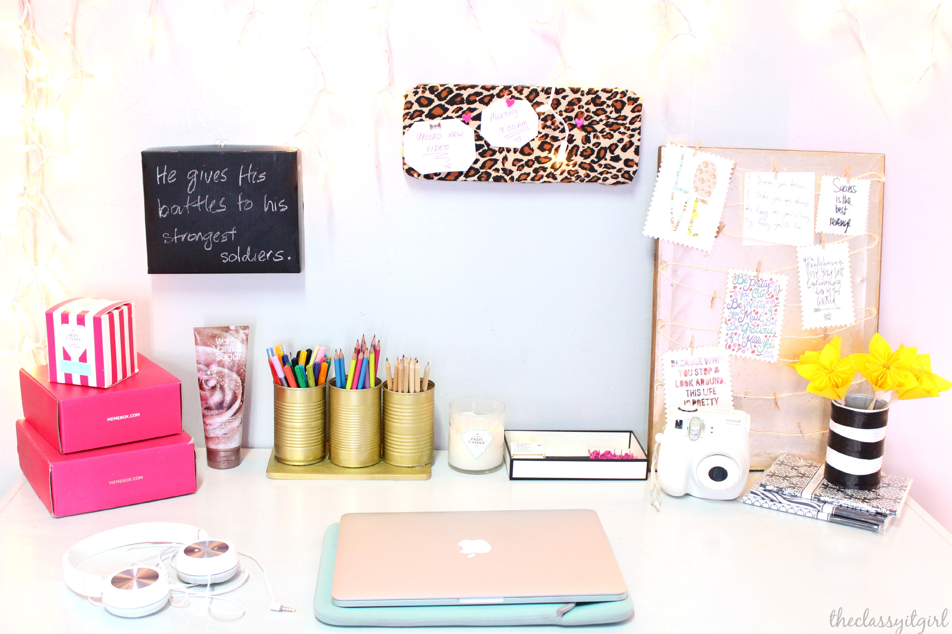 aesthetic desk setup