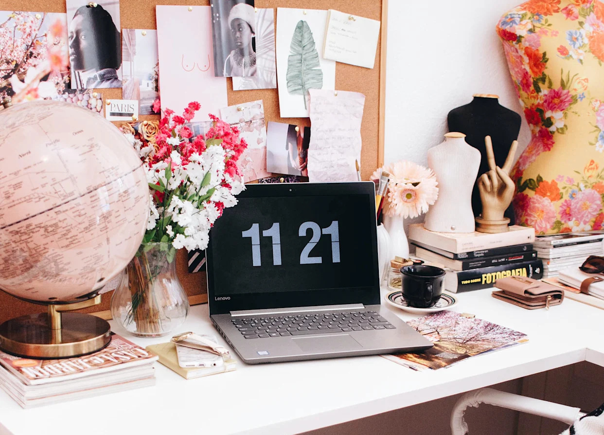 Modern minimalism office decor