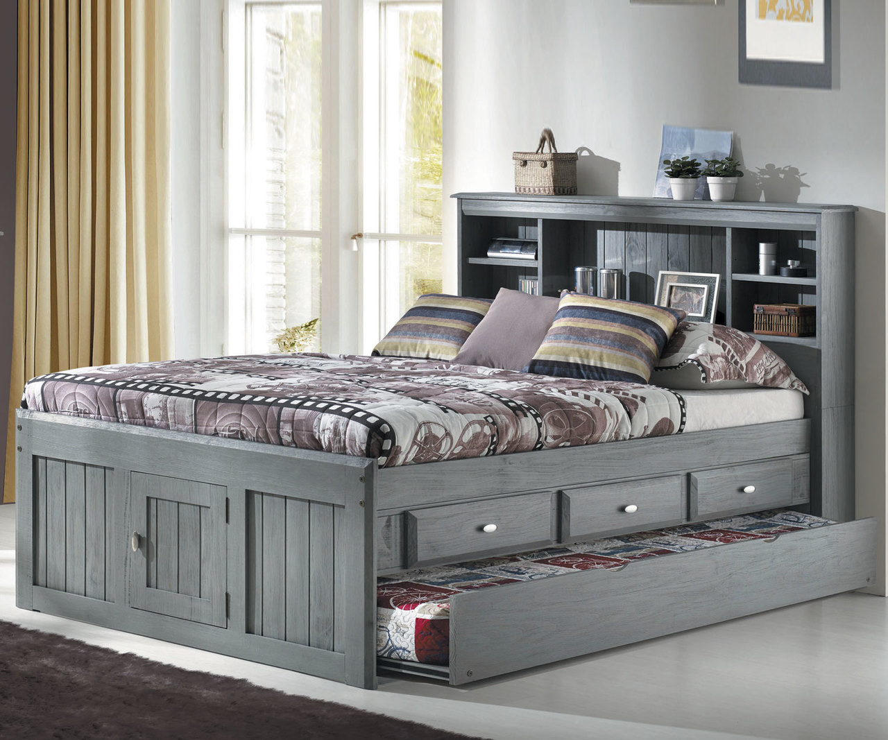Traditional full size trundle bed