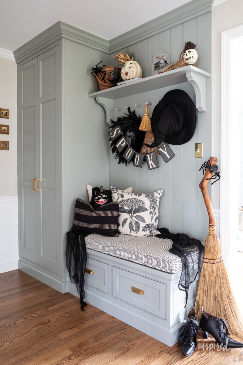 Spooky entryway decorations