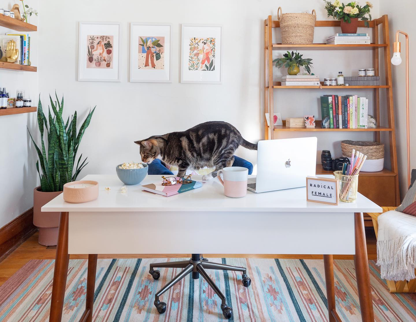 minimalist desk decor