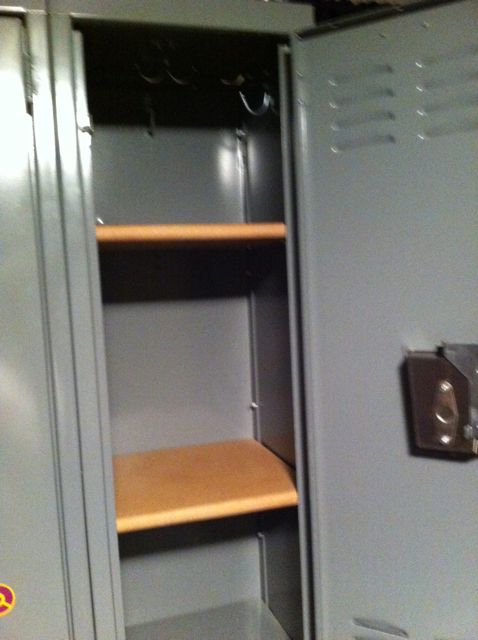 Expandable locker shelves