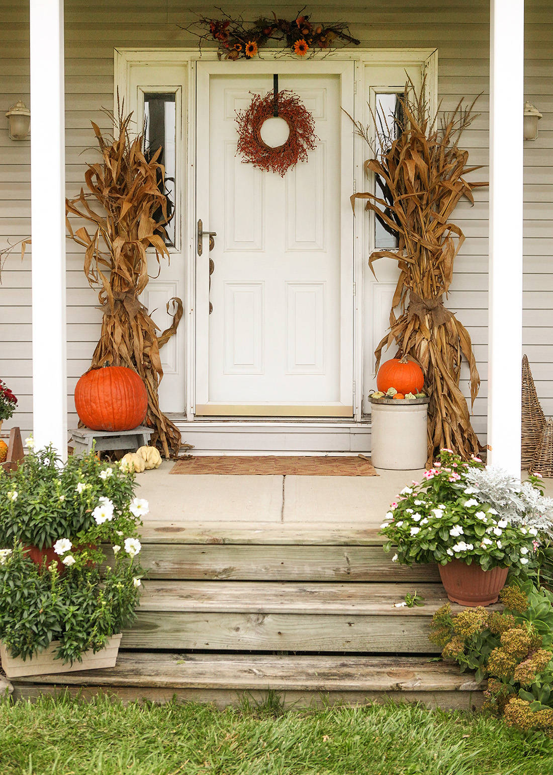 minimalist fall porch decor