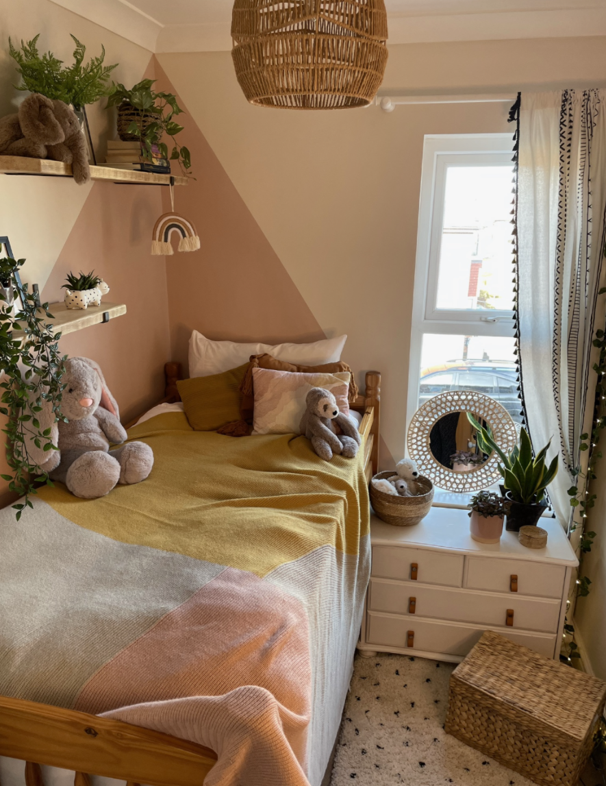 small bedroom organization
