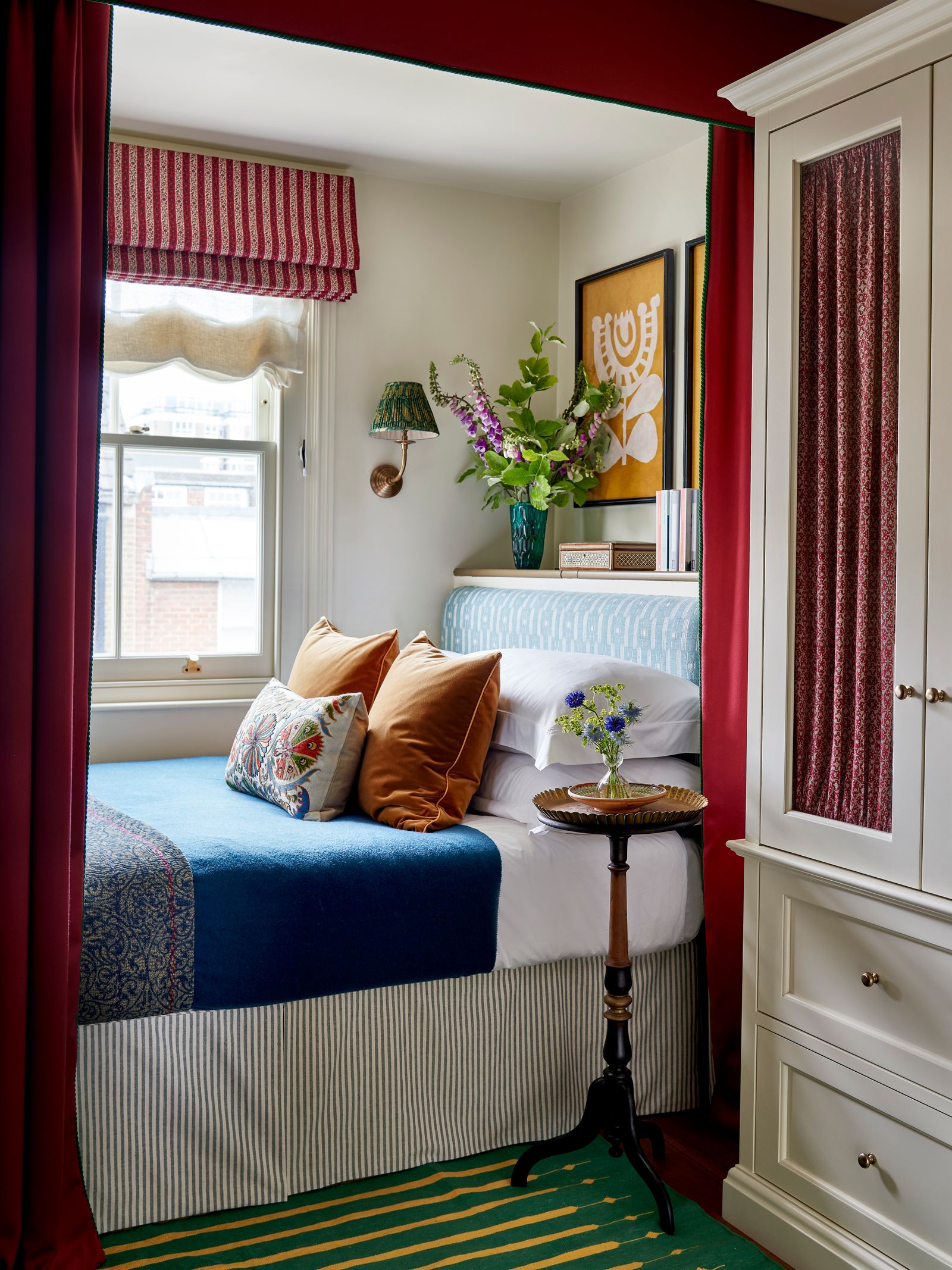 tiny bedroom layout